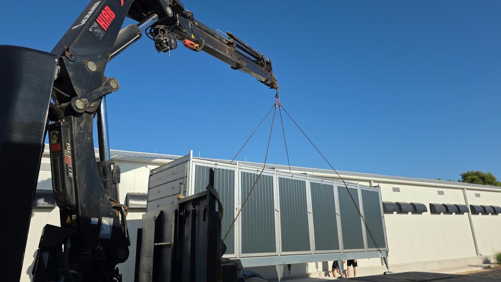 Dizalica postavlja montažni modul uz halu